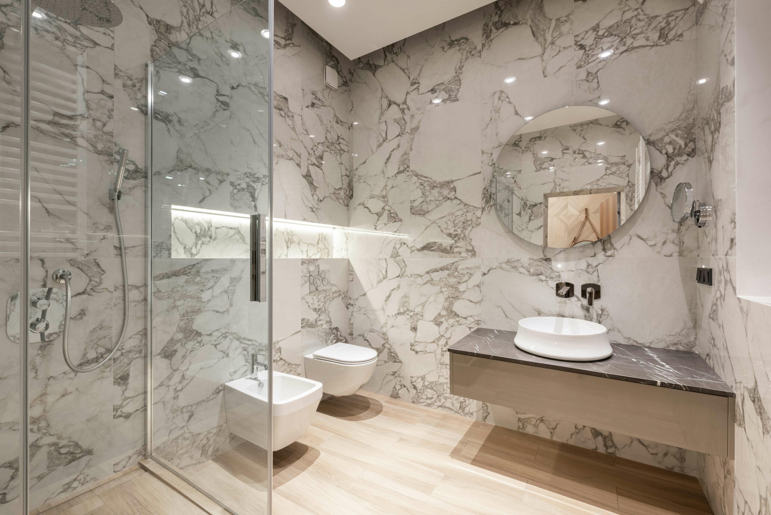 Een Verfijnde Badkamerervaring: Het Wandcloset in Elegantie en het Clou Hammock Toilet als Stijlvol Statemen
